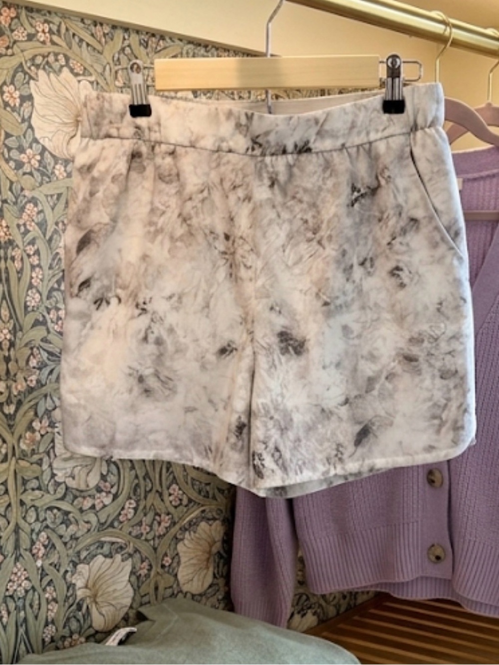 Lululemon Flat-Front Relaxed Shorts in the white and grey "Aquila Rhino" marblee - Picture 5 of 8